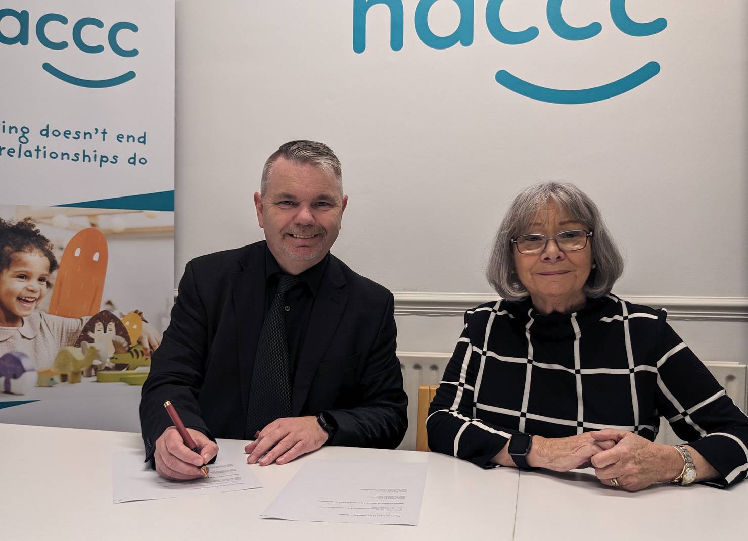 From L-R: Stuart Agnew, Associate Professor, Director, The Centre for Academic and International Partnerships, ɫֱ, and Elizabeth Coe, CEO of NACCC, signing the Memorandum of Understanding.