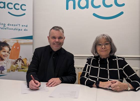 From L-R: Stuart Agnew, Associate Professor, Director, The Centre for Academic and International Partnerships, ɫֱ, and Elizabeth Coe, CEO of NACCC, signing the Memorandum of Understanding.