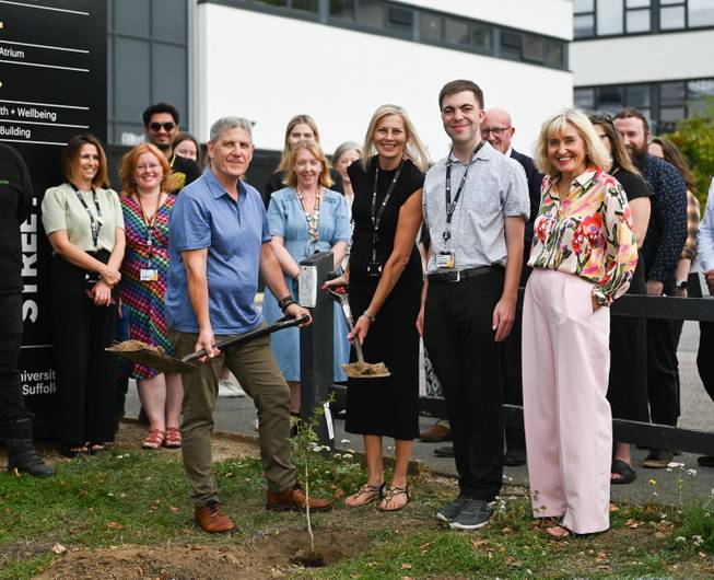 Hedgerow planting for the University's 10th anniversary